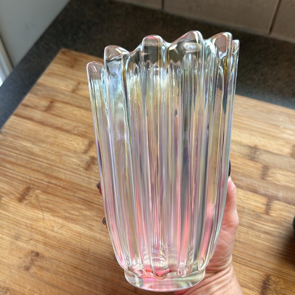 🍄Vintage 1950s iridescent carnival glass vase fluted and ribbed 8“X 5“ EUC